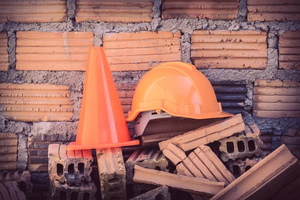 Casco de construcción de seguridad y cono en el sitio de construcción —  Fotos de Stock