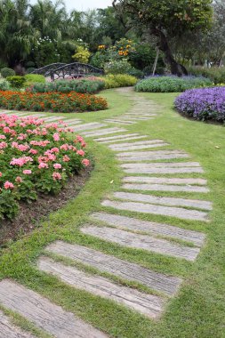 Peyzaj Bahçe yolu ile Çiçek Bahçe