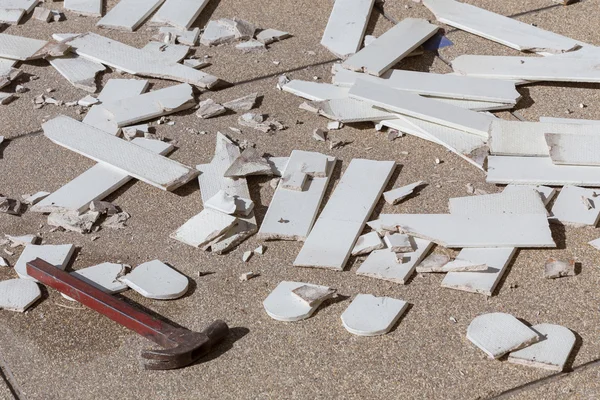 Stapel van gebroken beschadigde houten plank — Stockfoto