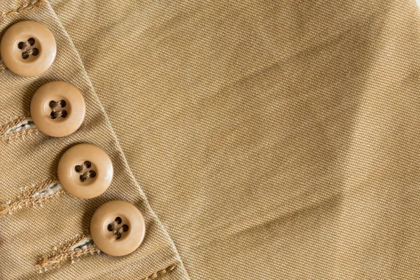 Botón de diseño de camisa marrón sobre fondo textil de tela — Foto de Stock