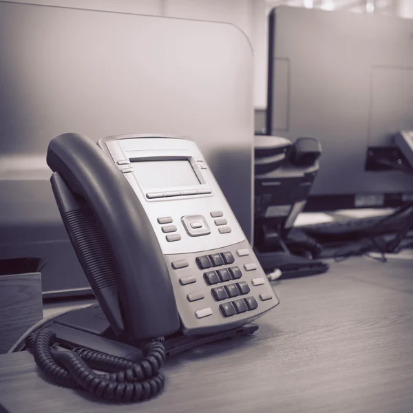 Teléfono negro sobre mesa trabajo de oficina —  Fotos de Stock
