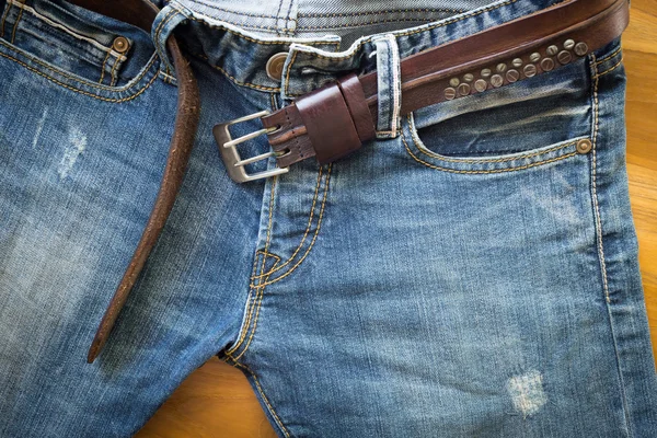 Jeans azules con cinturón de cuero marrón —  Fotos de Stock