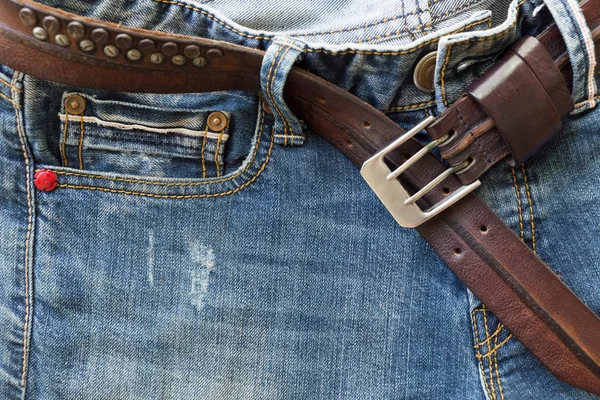 Jeans azules con cinturón de cuero marrón —  Fotos de Stock