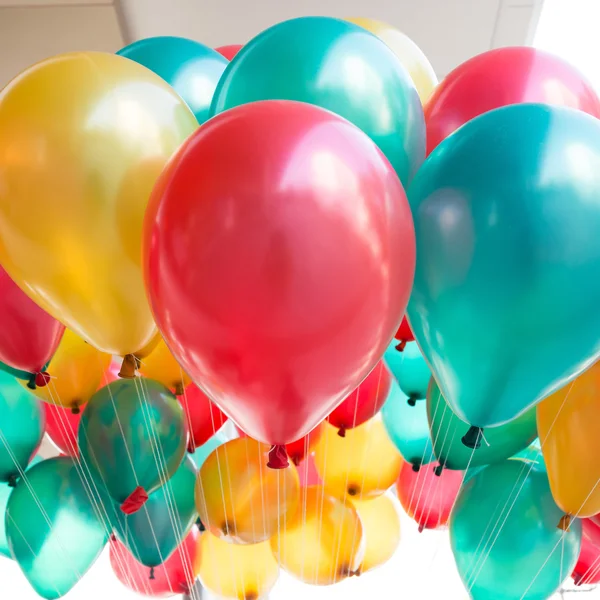 Bunte Luftballons mit fröhlicher Feier Party Hintergrund — Stockfoto