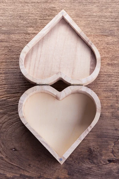 Corazón caja de madera marrón sobre fondo de madera, amor abstracto —  Fotos de Stock