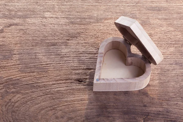 Cuore scatola di legno marrone su sfondo di legno, amore astratto — Foto Stock