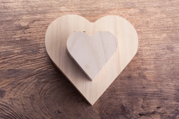 Srdce hnědý dřevěný box na dřevo pozadí, abstraktní láska — Stock fotografie