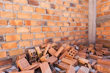 Şantiye tuğla duvar arka plan ile tuğla yığını