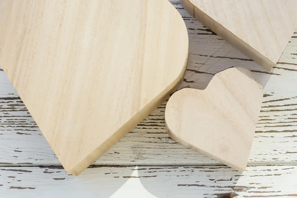 Cuore scatola di legno su sfondo di legno bianco — Foto Stock