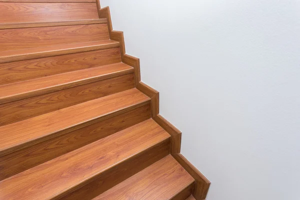 Escalier en bois en bois stratifié dans la maison moderne blanche — Photo