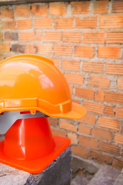 Bouw helm veiligheid en schuin uitlopend in bouwplaats — Stockfoto