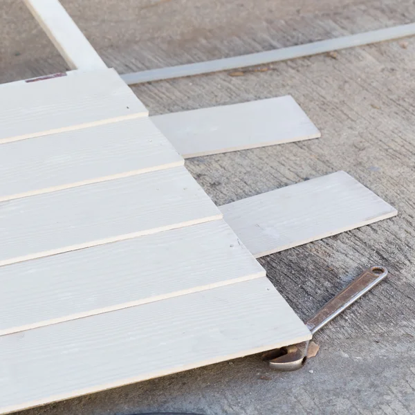 Witte houten plank in de bouwsector werken — Stockfoto