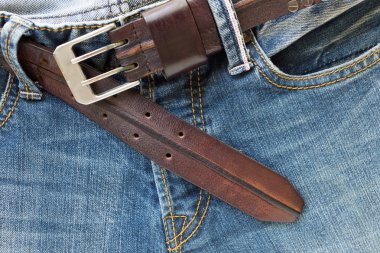 Mavi jeans kahverengi deri kemer ile