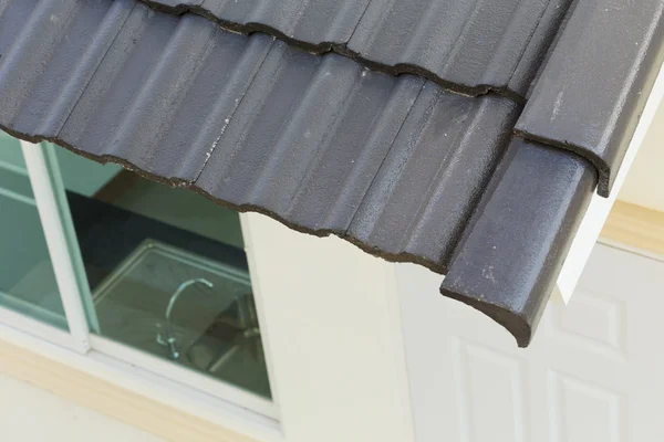 Black roof tiles on new house — Stock Photo, Image