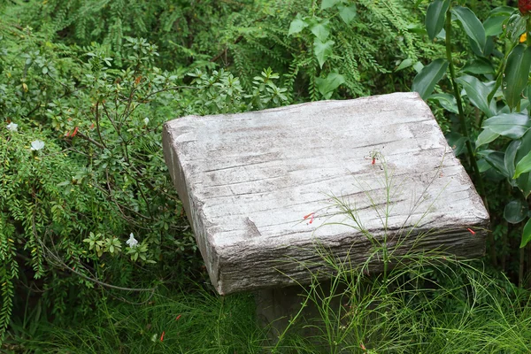 Leerer Sockel Zementstein im grünen Garten — Stockfoto