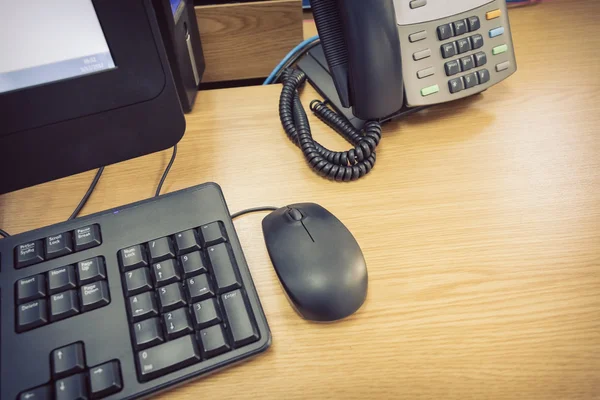 Tischarbeit im Büro mit Telefon und Computer — Stockfoto