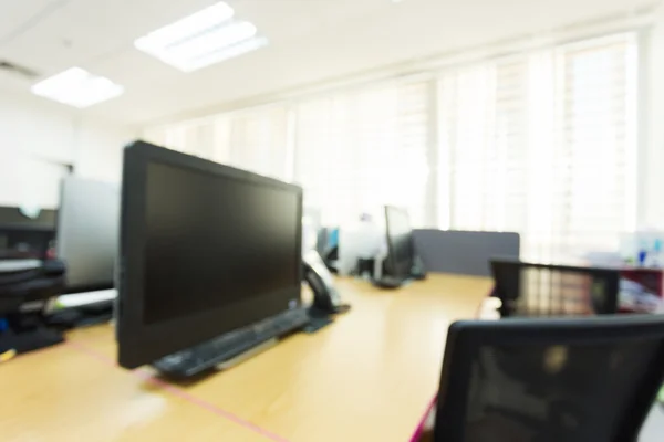 Astratto sfocatura lavoro tavolo di sfondo in ufficio con computer pc — Foto Stock