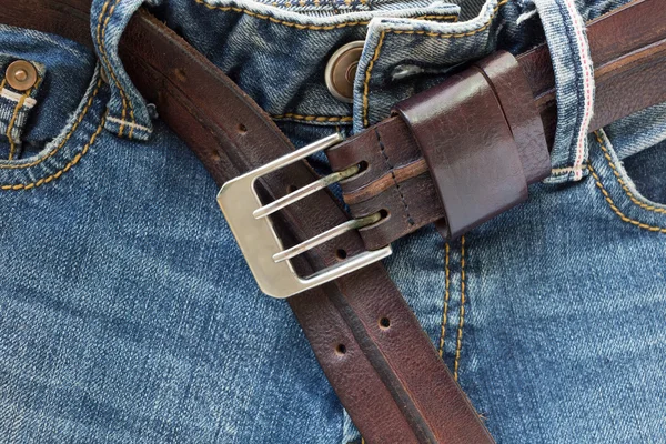 Blue jeans met bruin lederen riem — Stockfoto