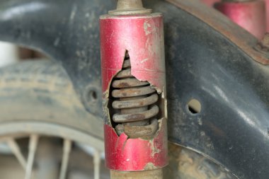 Motosiklet takoz emici paslı çatlak kırık