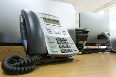 Tablo çalışma ofisinin siyah telefon