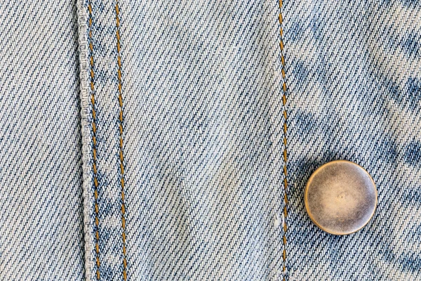 Jeans-Bekleidung mit Metallknopf auf Bekleidungstextil — Stockfoto