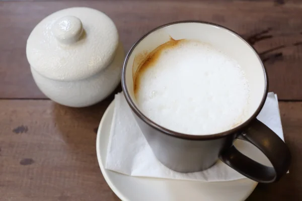 Café quente latte na mesa de madeira — Fotografia de Stock