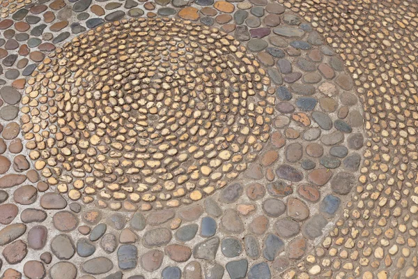Pequeño guijarro piedra marrón decorado piso — Foto de Stock
