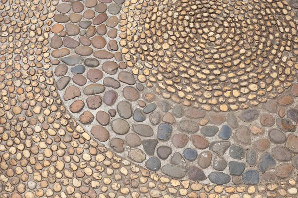Pequeno seixo pedra marrom piso decorado — Fotografia de Stock