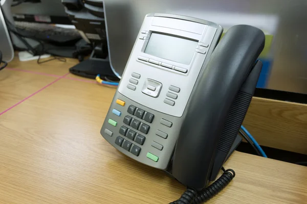 Teléfono negro sobre mesa trabajo de oficina —  Fotos de Stock