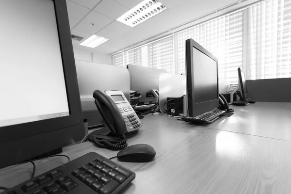 Mesa de trabajo en la oficina con el teléfono y el ordenador PC — Foto de Stock