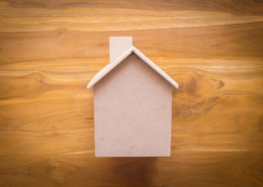 küçük ahşap ev modeli üzerinde kahverengi ahşap zemin