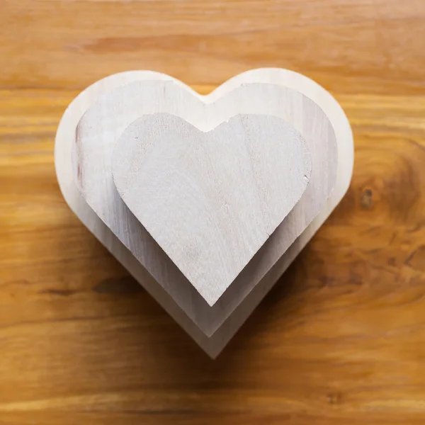 Caja de madera en forma de corazón sobre fondo de madera marrón —  Fotos de Stock