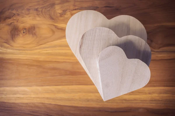 Caja de madera en forma de corazón sobre fondo de madera marrón —  Fotos de Stock