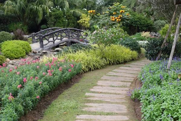 통로와 정원에서 꽃 뜰을 만들기의 풍경 — 스톡 사진