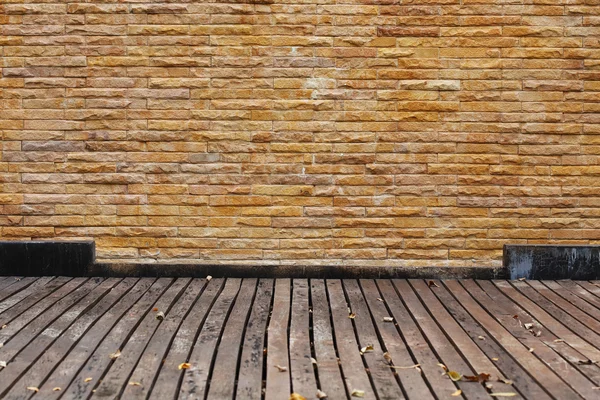 Bakstenen muur en hout deelvenster ingericht huis — Stockfoto
