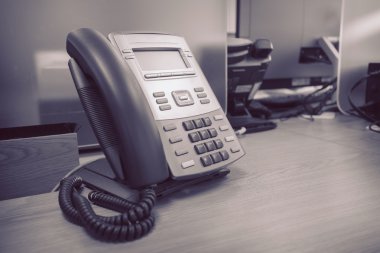 Tablo çalışma ofisinin siyah telefon