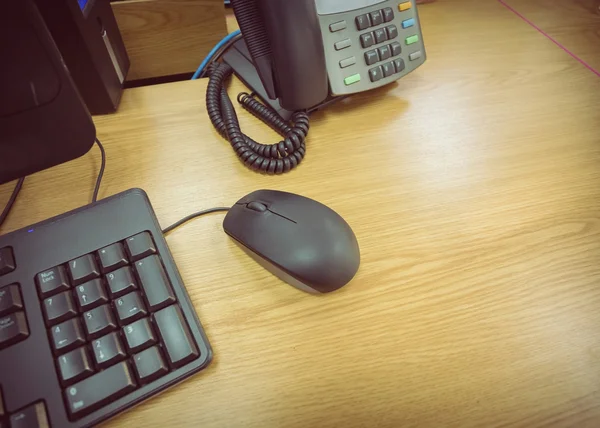Tischarbeit im Büro mit Telefon und Computer — Stockfoto