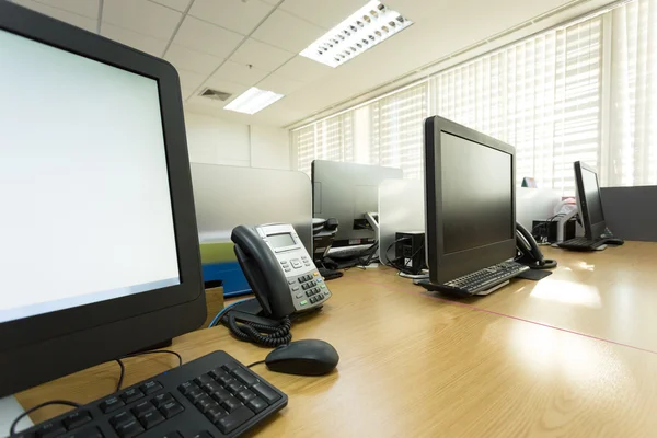 Lavoro da tavolo in ufficio con telefono e pc — Foto Stock