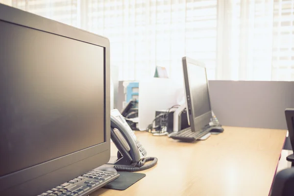 Travail de table dans le bureau avec ordinateur noir pc — Photo