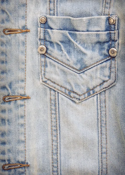 Jean shirt met zak en metalen knop op kleding textiel — Stockfoto