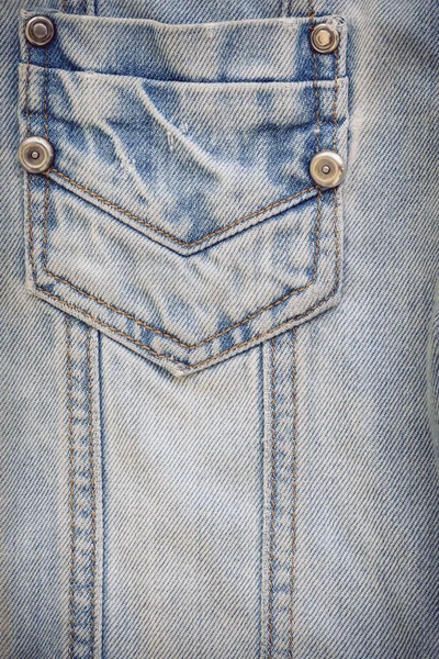 Jean shirt met zak en metalen knop op kleding textiel — Stockfoto