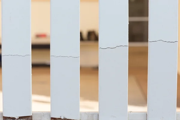 Λευκό ξύλινος φράκτης του σπασμένα κατεστραμμένο — Φωτογραφία Αρχείου