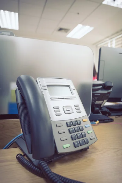 Teléfono negro sobre mesa trabajo de oficina —  Fotos de Stock