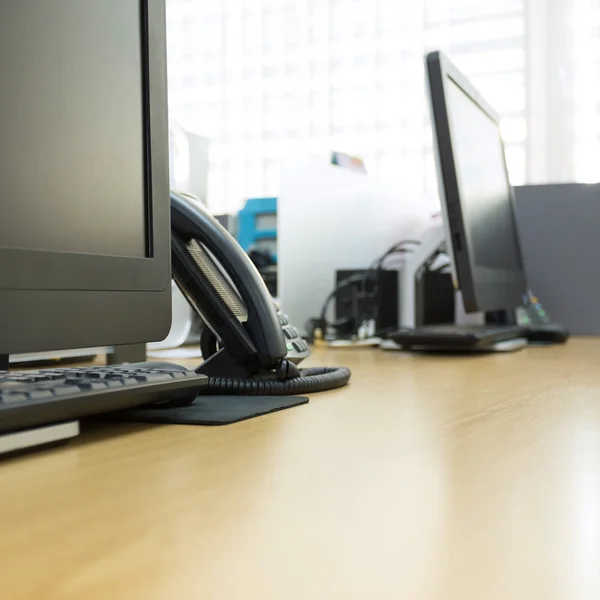 Mesa de trabajo en la oficina con ordenador negro pc —  Fotos de Stock