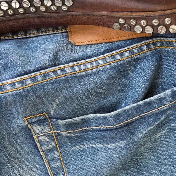 Blå jeans med brunt läderbälte — Stockfoto