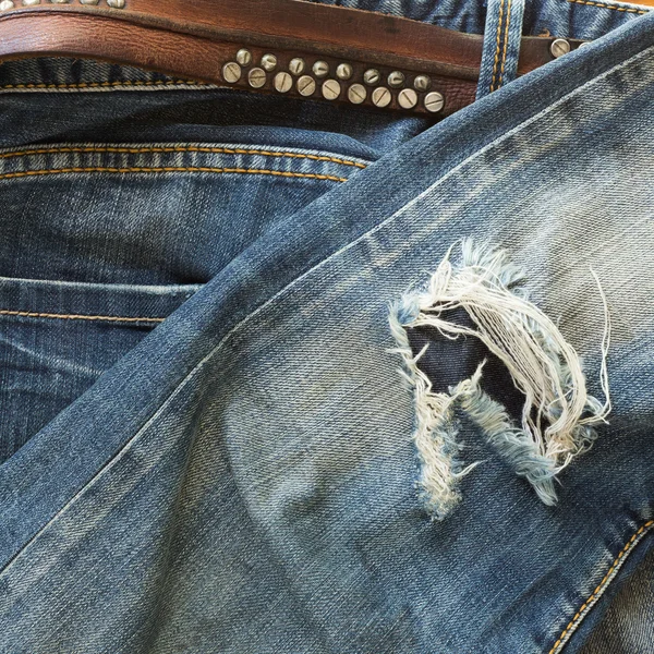Spodnie jeansowe niebieski stare podarte dżinsy projektowania mody — Zdjęcie stockowe
