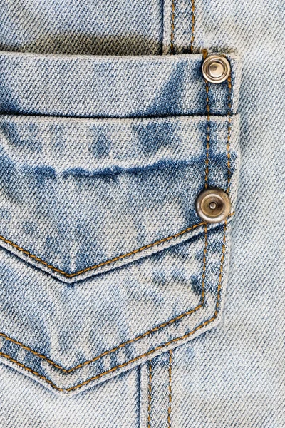 Jeanshemd mit Tasche und Metallknopf auf Textilien — Stockfoto