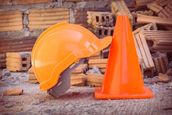 Bouw helm veiligheid en schuin uitlopend in bouwplaats — Stockfoto