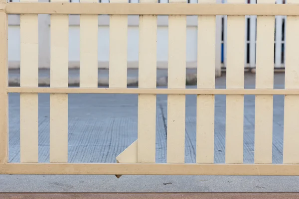 Clôture en bois blanc de cassé endommagé — Photo