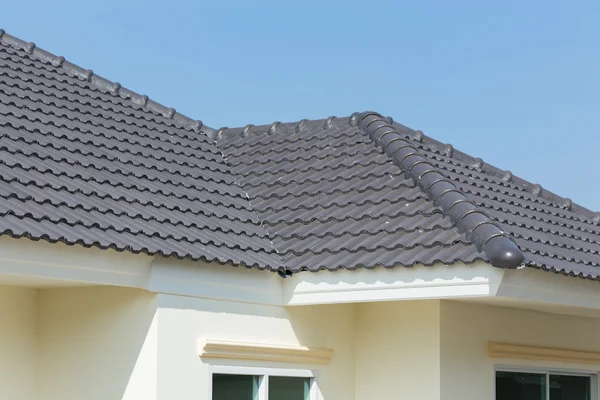 Tuiles de toit noir sur la maison avec ciel bleu — Photo